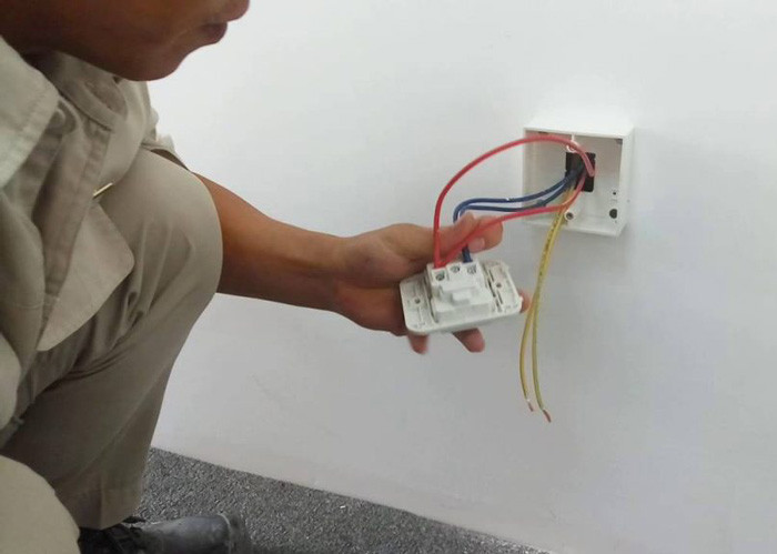 Cách sửa ổ cắm điện bị hư hỏng đúng kĩ thuật